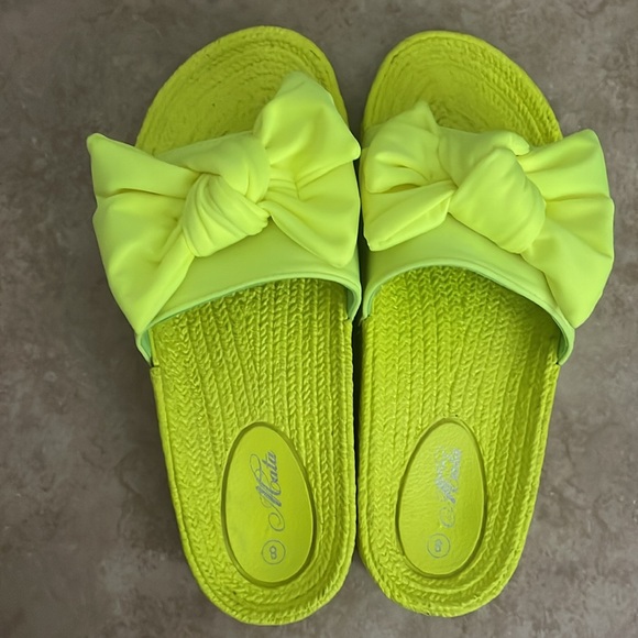 Neon Yellow Bow Slides Womens 8 BNIB - Picture 4 of 5